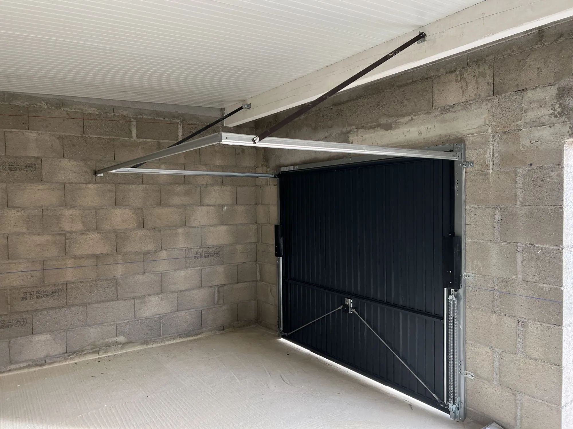 Mécanisme de la porte basculante en cours d’ouverture