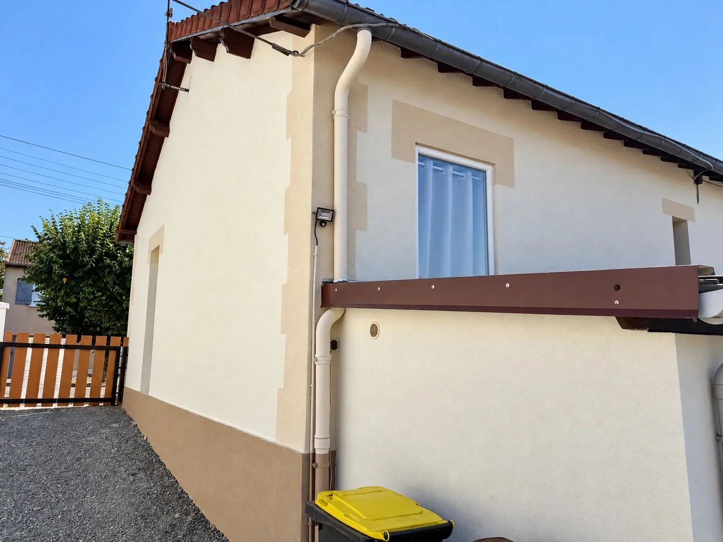 Après : façade de maison avant et après réfection de l’enduit