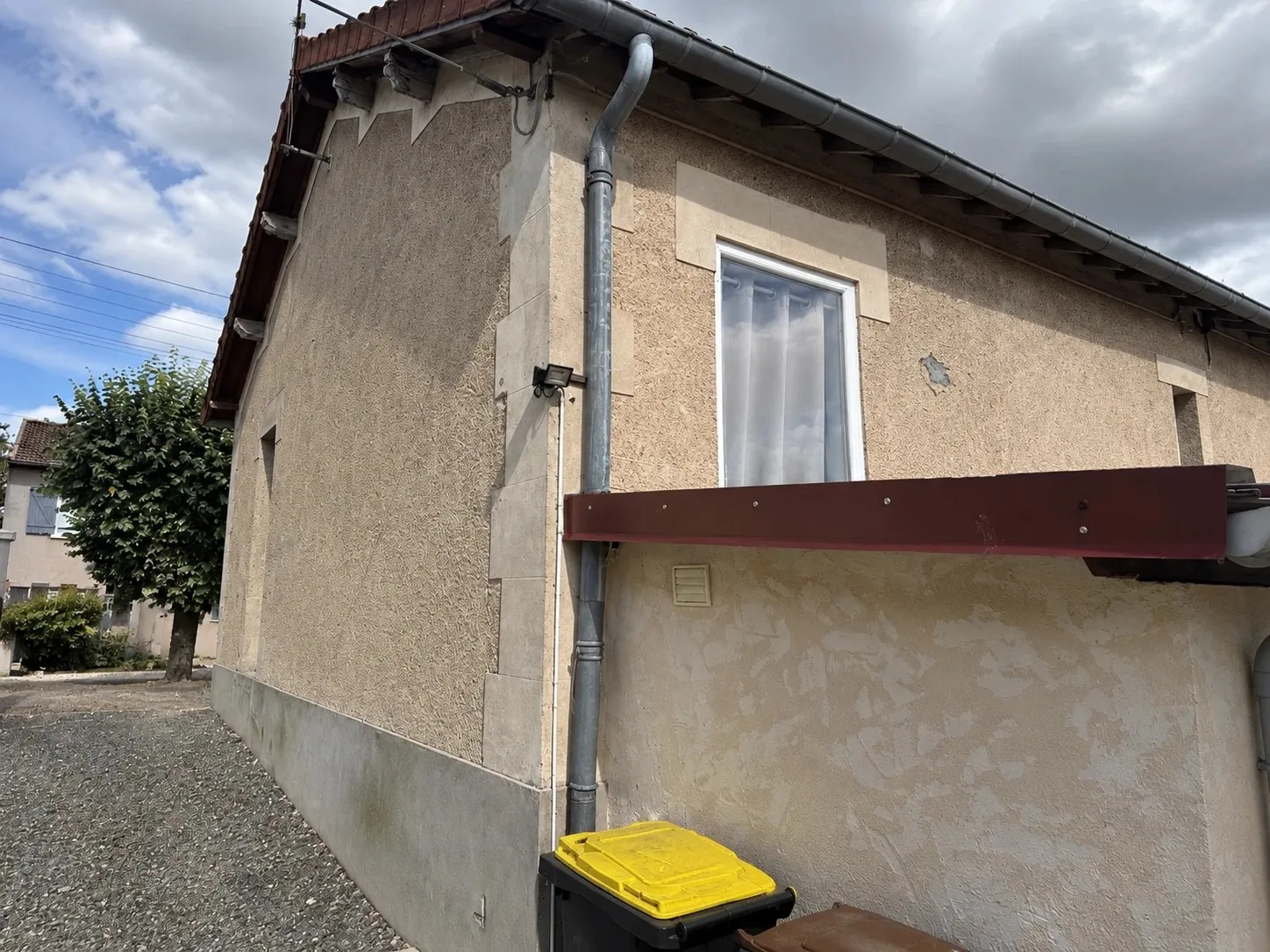 Avant : façade de maison avant et après réfection de l’enduit