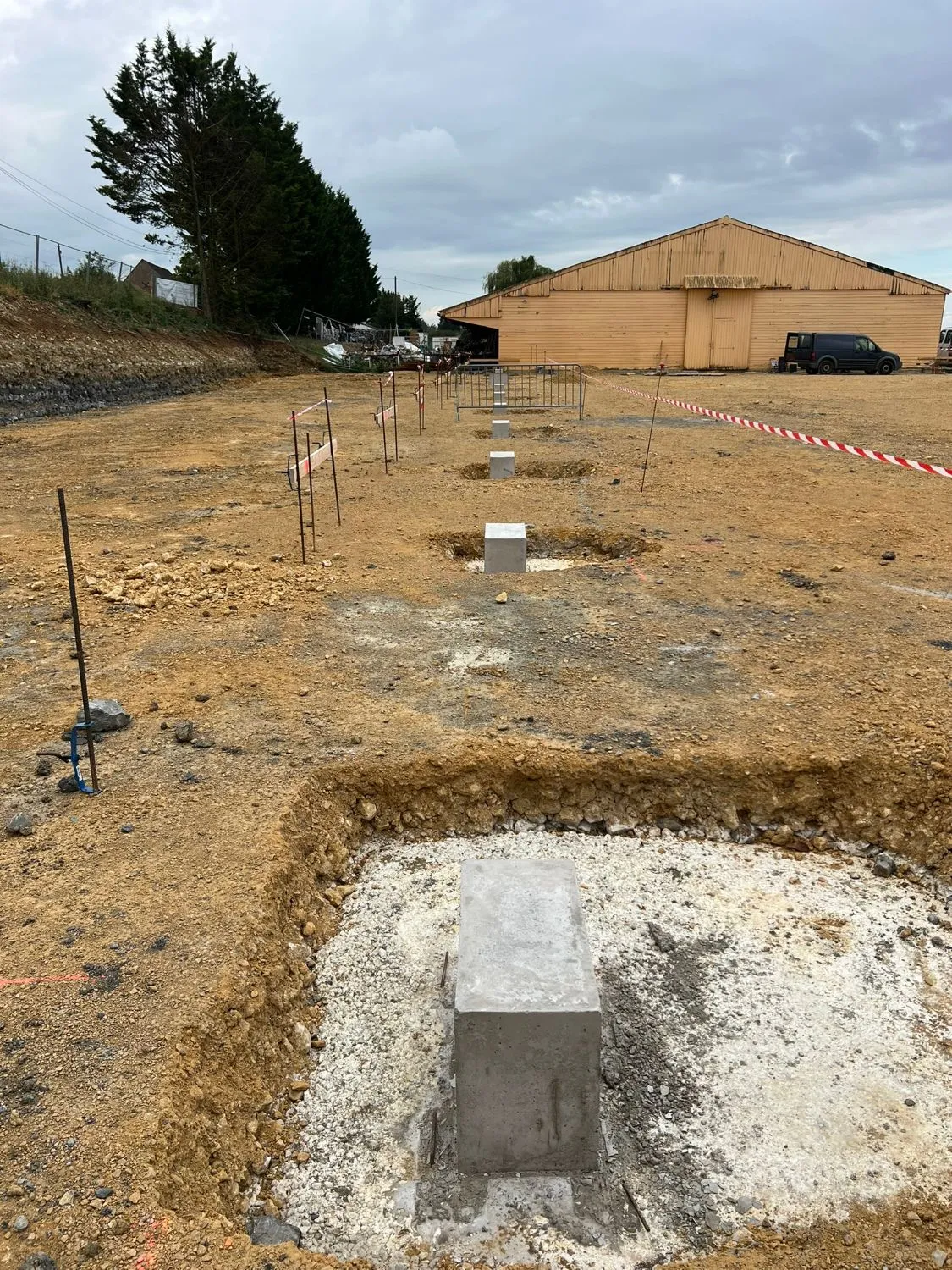 Fût béton sur son massif, prêt à recevoir un poteau de charpente