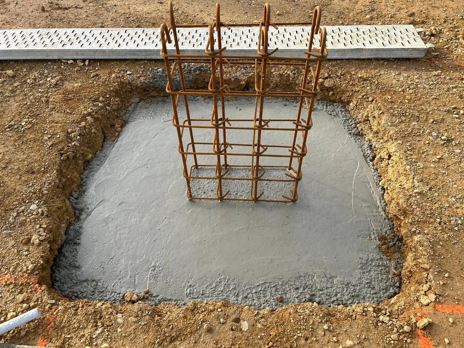 Massif béton coulé avec la cage d’armatures du fût