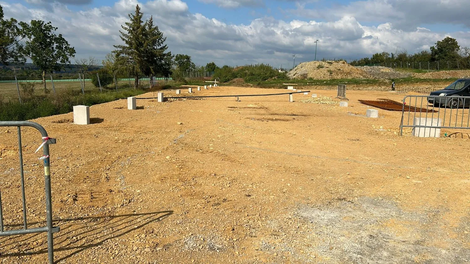 Plateforme terminée avec l’ensemble des fûts béton implantés