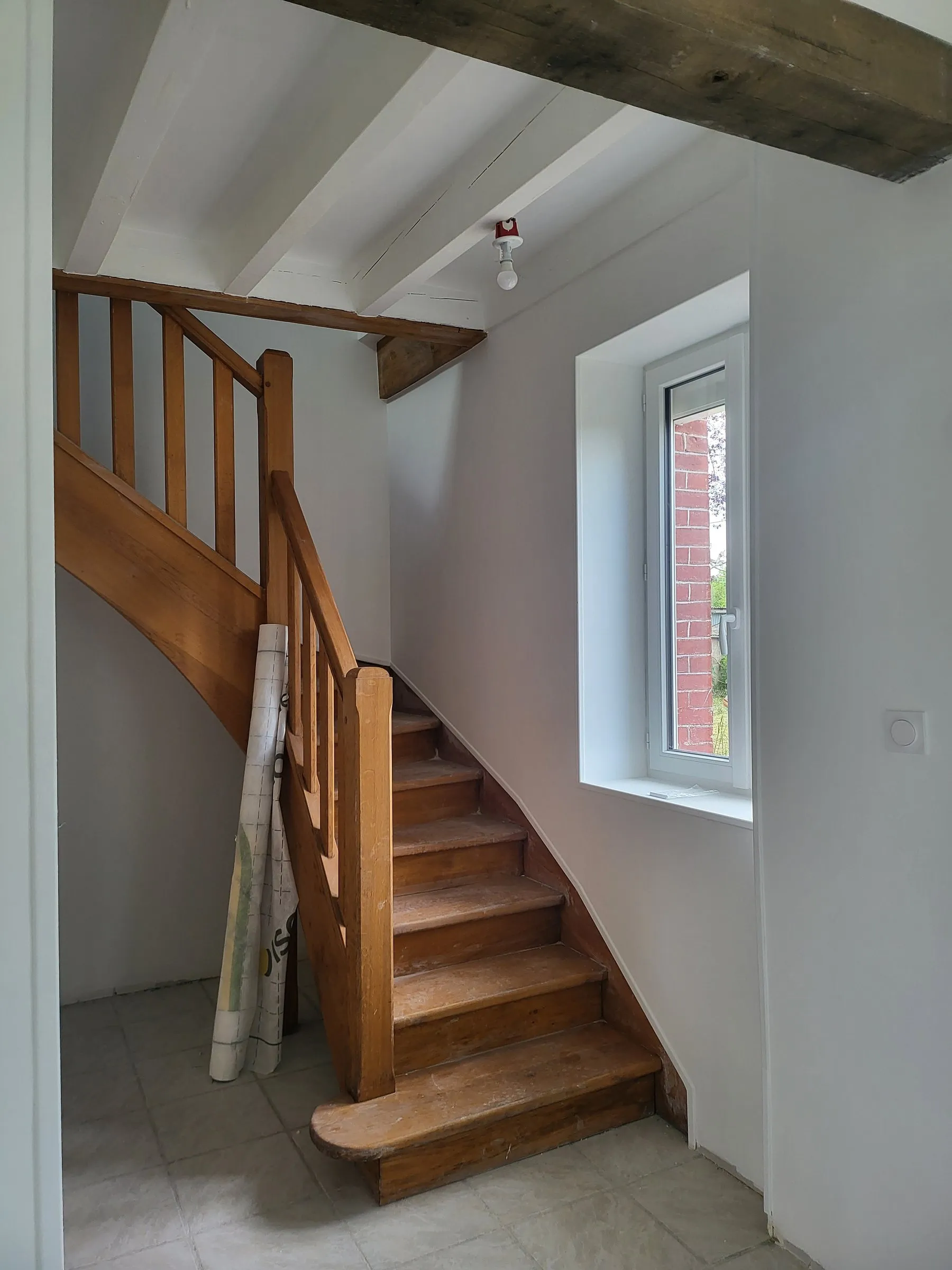 Entrée et escalier après les travaux d’isolation et de peinture