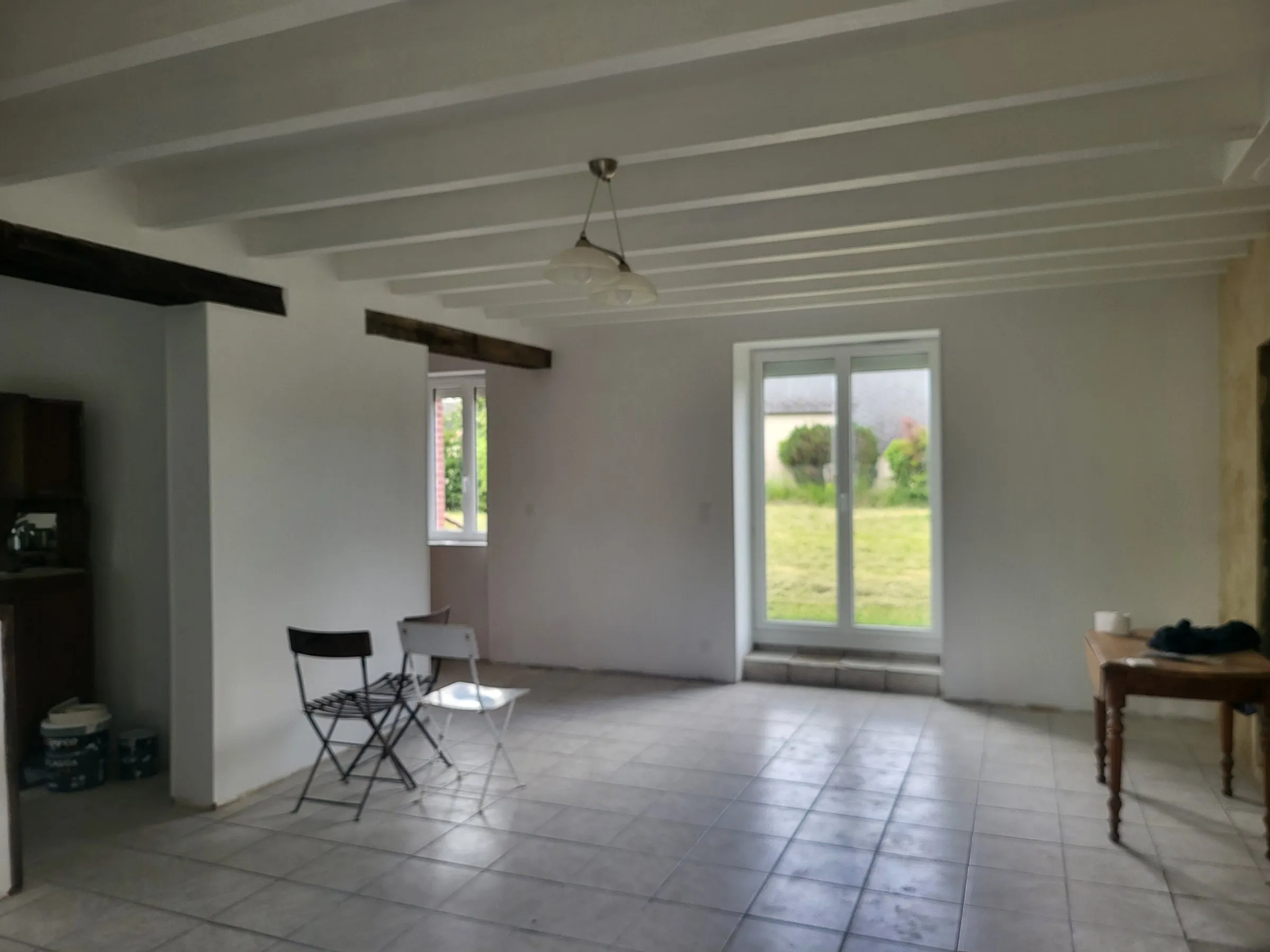 Pièce de vie du rez-de-chaussée après isolation des murs et du plafond
