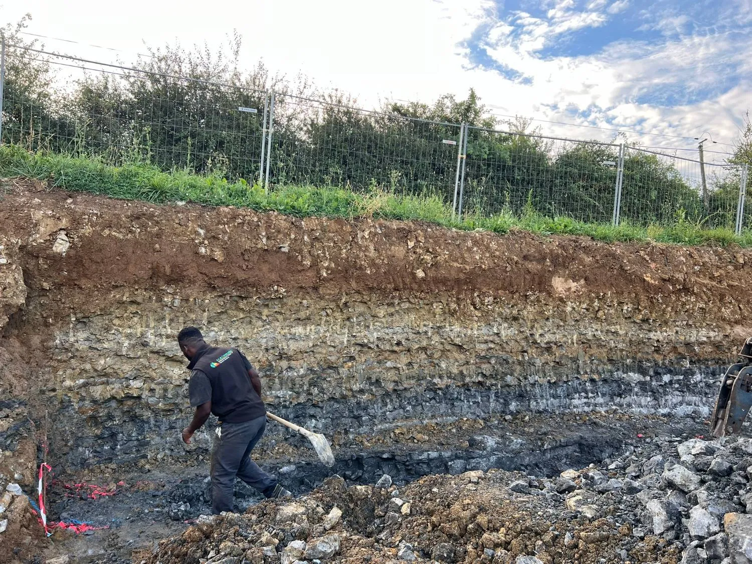 Fond de fouille dans le calcaire, talus de plusieurs mètres