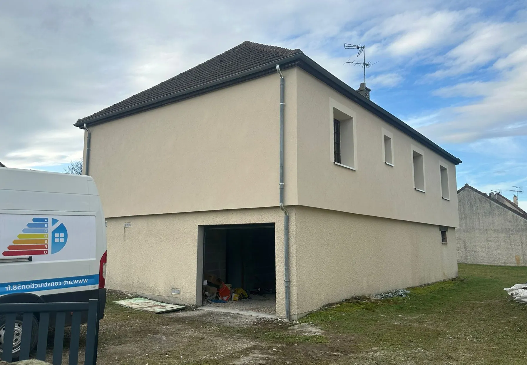 Véhicule d’Art et Construction devant un chantier d’isolation